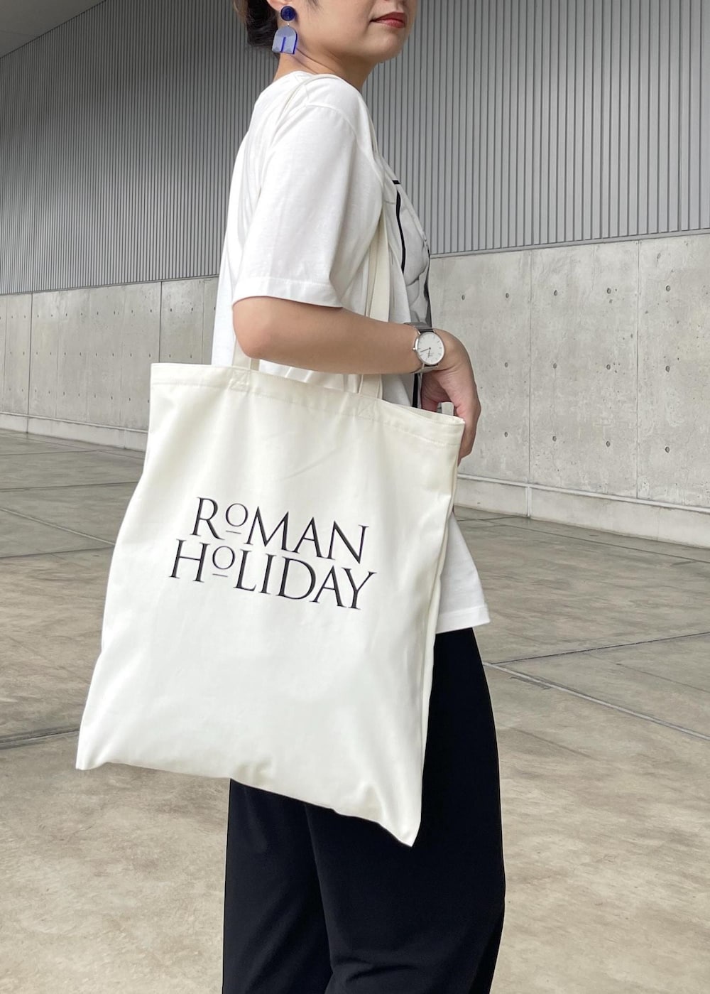 「audreyhepburncollectionbyjun、オードリー・ヘプバーン、オードリー・ヘプバーンコレクションバイジュン、ロゴ、Tシャツ、カットソー、クルーネック、プリント、ワイド、十分丈、シルバー、夏コーデ、大人カジュアル、パンツスタイル、体型カバー」｜「ROPE'のAudrey Pumps （オードリー パンプス）【メディア掲載】（パンプス、シルバー系）」を使った、NANAさん（レディース・160cm）の夏コーディネートの9枚目の写真