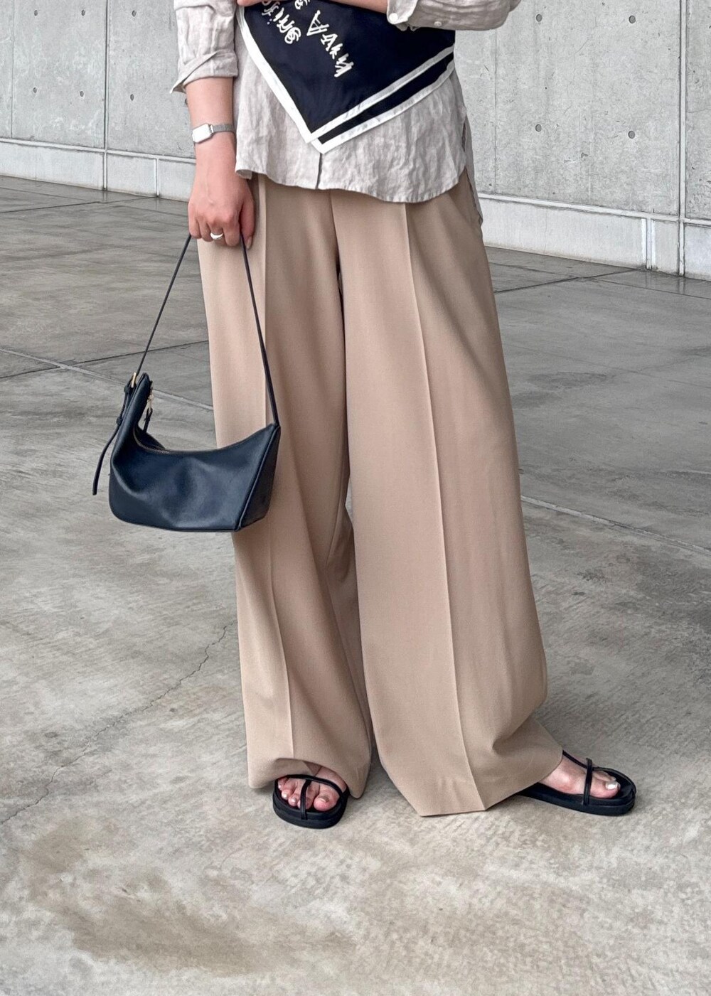 ブラック系のハンドバッグ、ベージュ系のシャツ/ブラウス、ベージュ系のその他パンツを着用したレディースの秋コーディネートの4枚目の写真