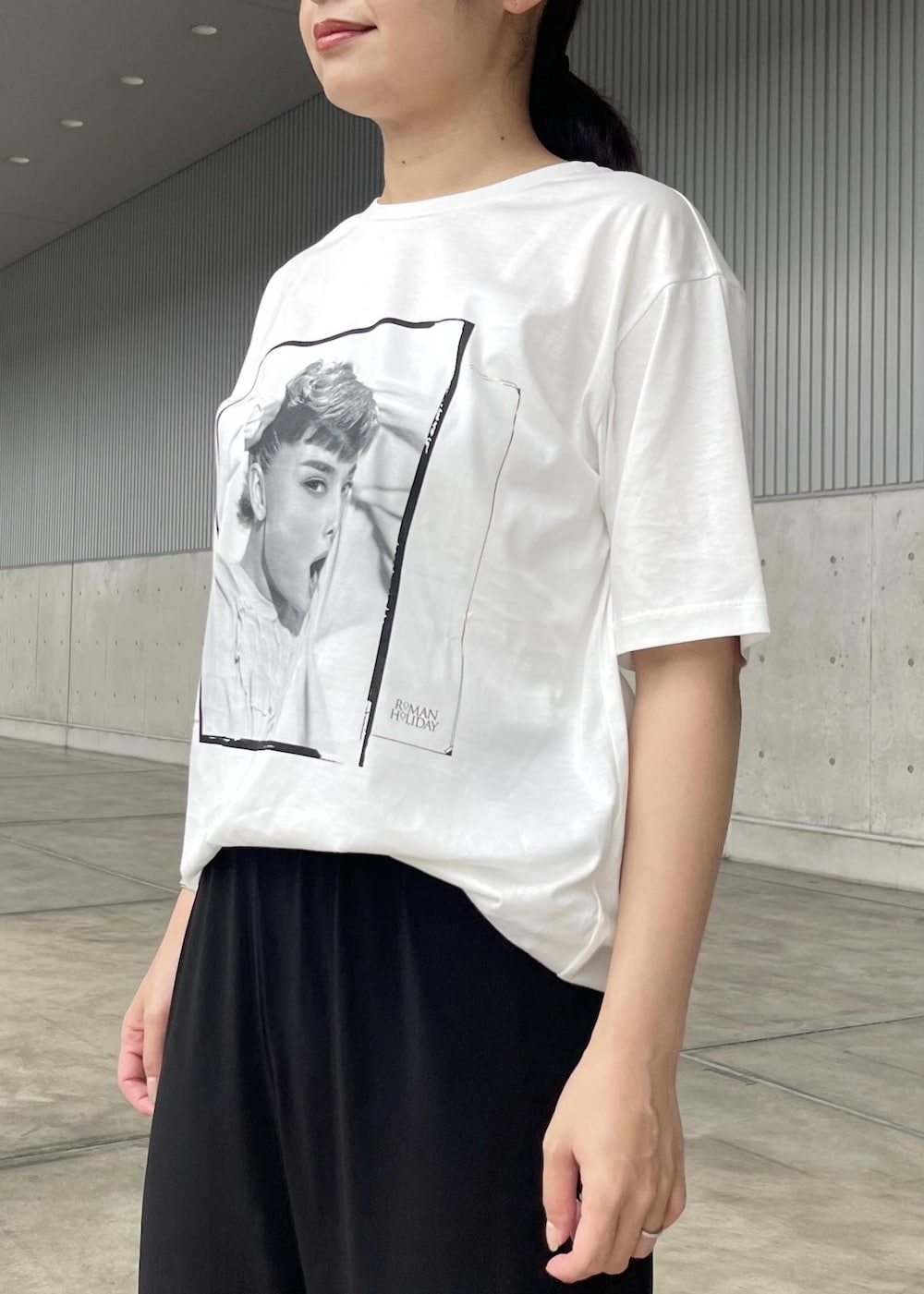 「audreyhepburncollectionbyjun、オードリー・ヘプバーン、オードリー・ヘプバーンコレクションバイジュン、ロゴ、Tシャツ、カットソー、クルーネック、プリント、ワイド、十分丈、シルバー、夏コーデ、大人カジュアル、パンツスタイル、体型カバー」｜「ROPE'のAudrey Pumps （オードリー パンプス）【メディア掲載】（パンプス、シルバー系）」を使った、NANAさん（レディース・160cm）の夏コーディネートの6枚目の写真