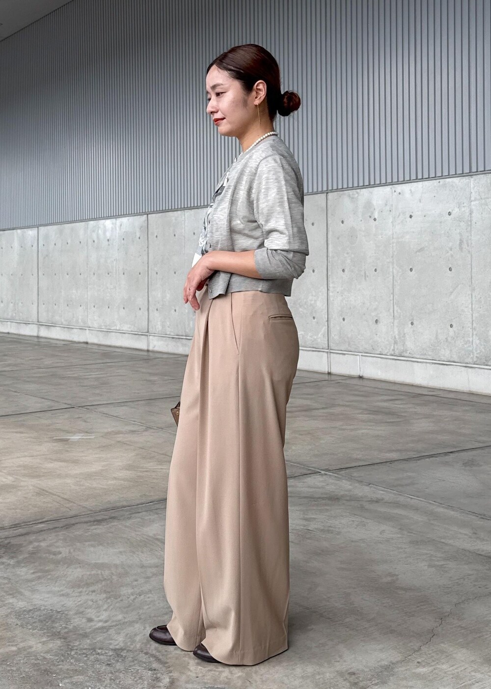 ベージュ系のカーディガン/ボレロ、ホワイト系のTシャツ/カットソー、ベージュ系のその他パンツを着用したレディースの秋コーディネートの3枚目の写真