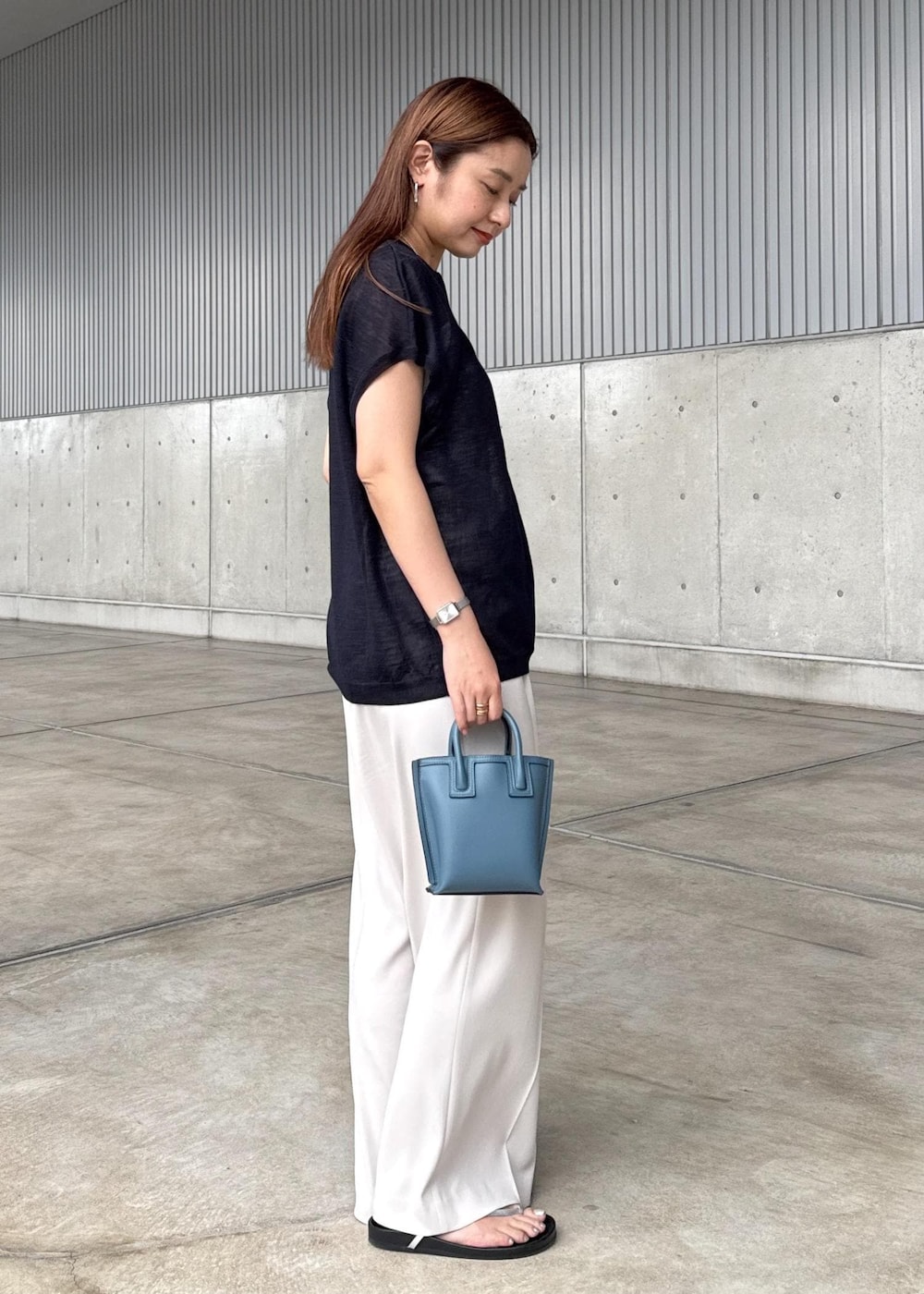 ブルー系のショルダーバッグ、ベージュ系のその他パンツ、シルバー系のサンダルを着用したレディースの夏コーディネートの3枚目の写真