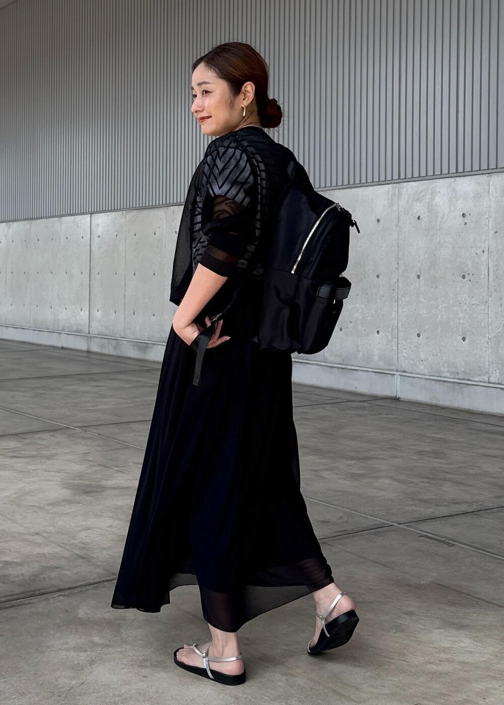 シルバー系のサンダル、ブラック系のスカート、ブラック系のカーディガン/ボレロを着用したレディースの夏コーディネートの3枚目の写真
