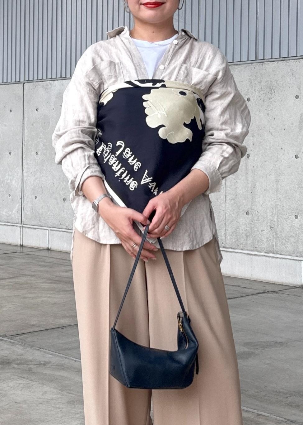 ブラック系のハンドバッグ、ベージュ系のシャツ/ブラウス、ベージュ系のその他パンツを着用したレディースの秋コーディネートの3枚目の写真