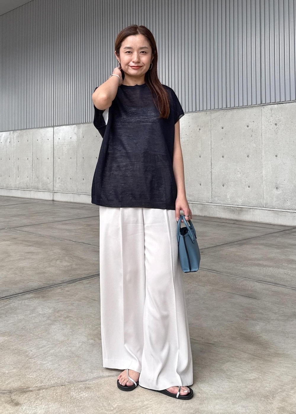ブルー系のショルダーバッグ、ベージュ系のその他パンツ、シルバー系のサンダルを着用したレディースの夏コーディネートの2枚目の写真