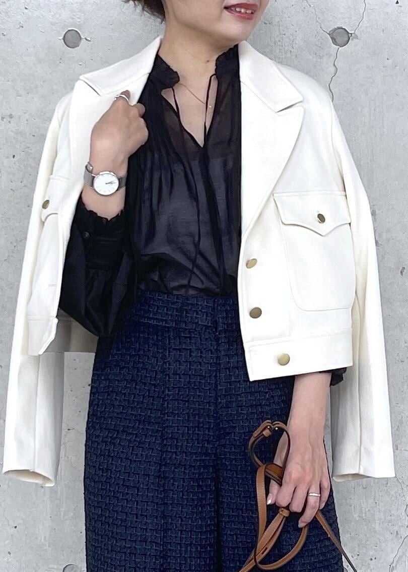 ブラック系のローファー、ブラウン系のショルダーバッグ、ホワイト系のブルゾンを着用したレディースの秋コーディネートの7枚目の写真