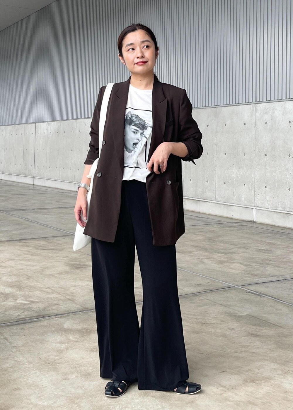 「audreyhepburncollectionbyjun、オードリー・ヘプバーン、オードリー・ヘプバーンコレクションバイジュン、ロゴ、Tシャツ、カットソー、クルーネック、プリント、ワイド、十分丈、シルバー、夏コーデ、大人カジュアル、パンツスタイル、体型カバー」｜「ROPE'のAudrey Pumps （オードリー パンプス）【メディア掲載】（パンプス、シルバー系）」を使った、NANAさん（レディース・160cm）の夏コーディネートの10枚目の写真