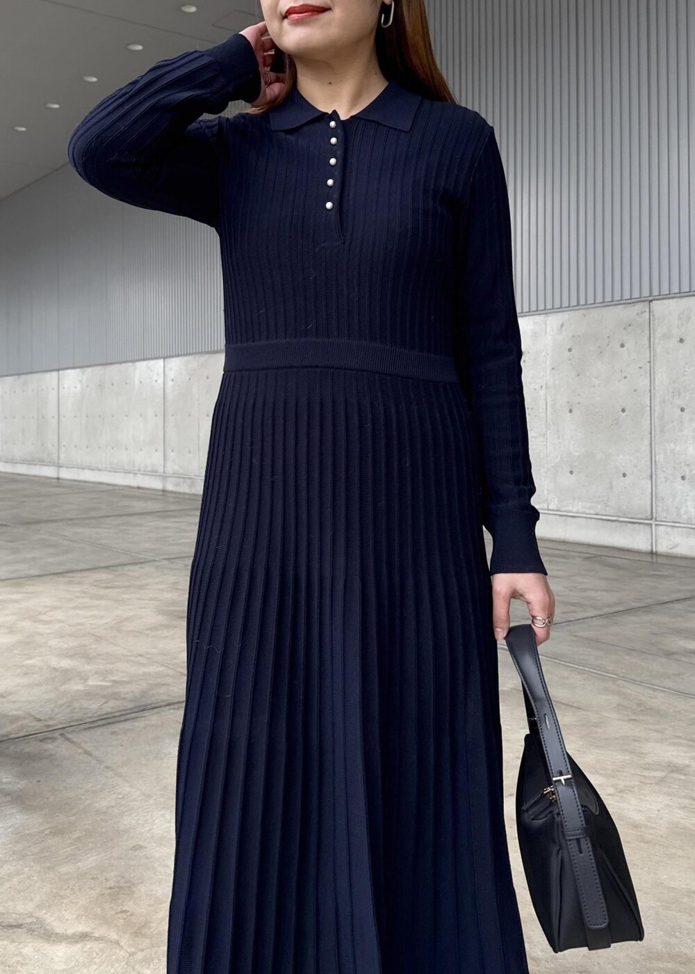 ブラック系のハンドバッグ、グレー系のテーラードジャケット、ブルー系のドレスを着用したレディースの冬コーディネートの7枚目の写真