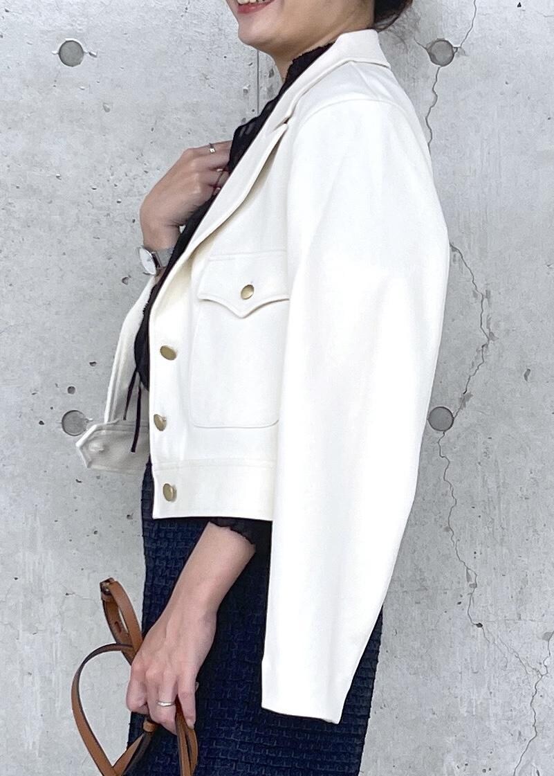 ブラック系のローファー、ブラウン系のショルダーバッグ、ホワイト系のブルゾンを着用したレディースの秋コーディネートの8枚目の写真