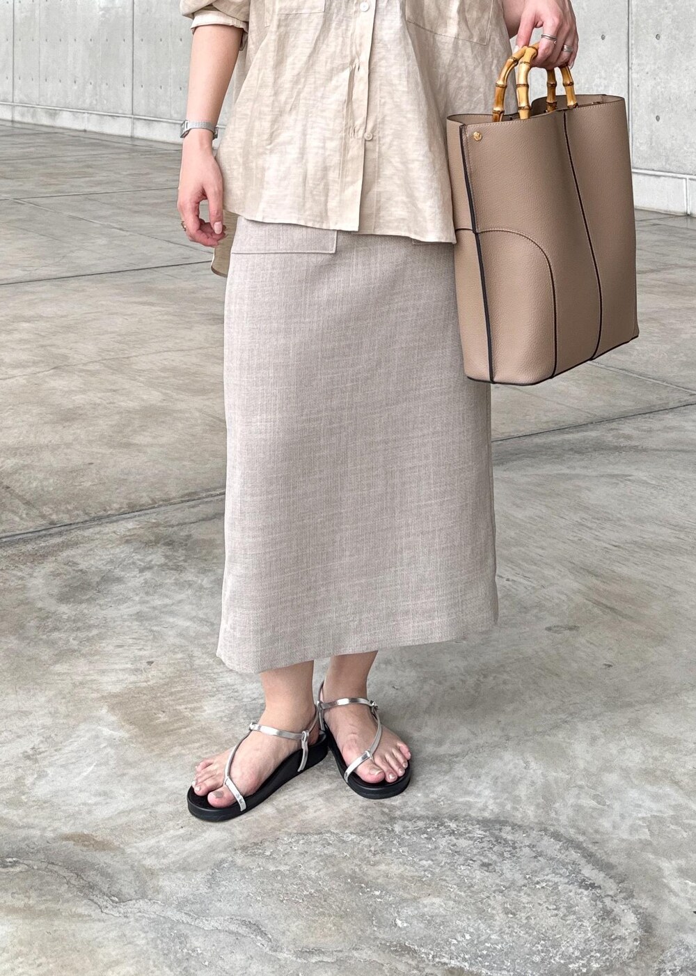 ベージュ系のトートバッグ、シルバー系のサンダル、ベージュ系のシャツ/ブラウスを着用したレディースの秋コーディネートの5枚目の写真