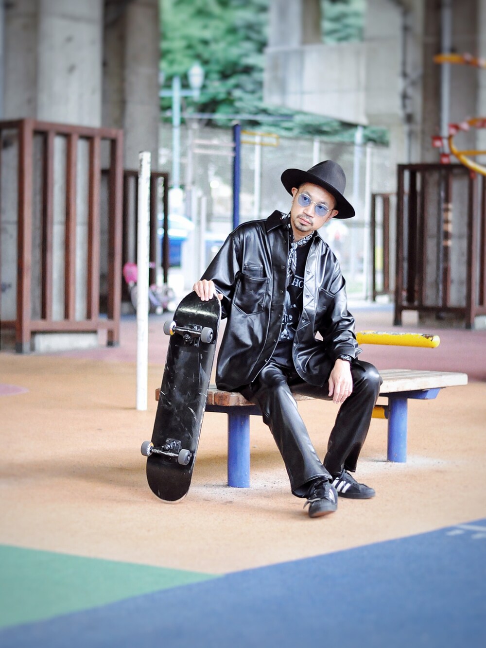 ブラック系のその他アウター、ブラック系のその他パンツ、ブラック系のTシャツ/カットソーを着用したメンズの秋コーディネートの2枚目の写真