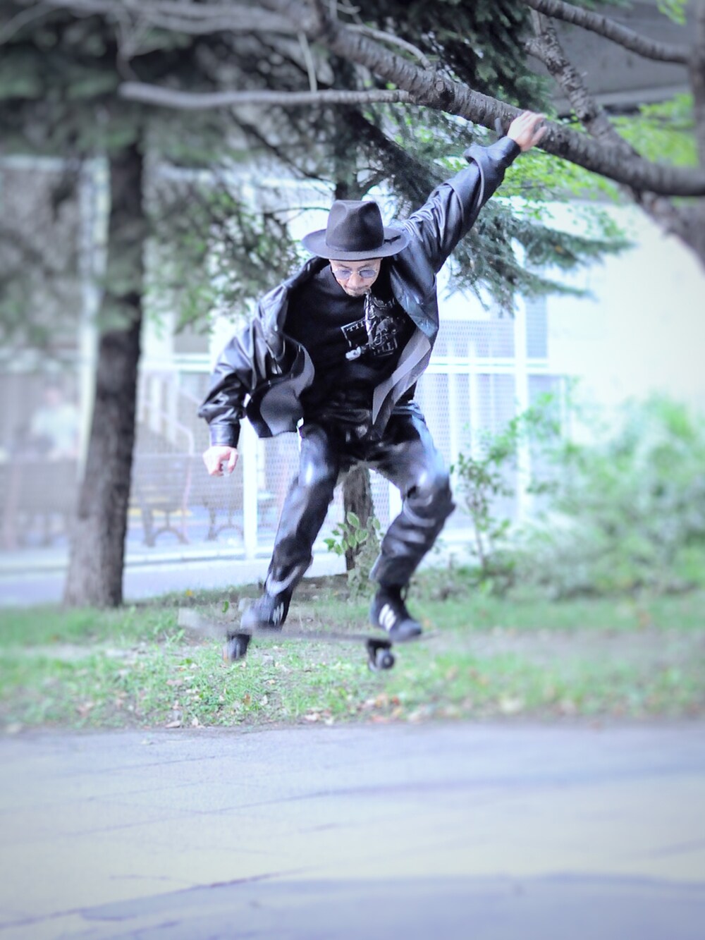 ブラック系のその他アウター、ブラック系のその他パンツ、ブラック系のTシャツ/カットソーを着用したメンズの秋コーディネートの5枚目の写真