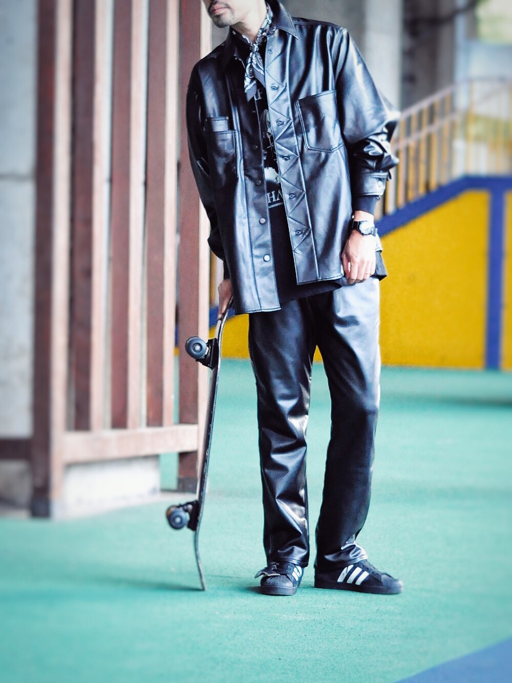 ブラック系のその他アウター、ブラック系のその他パンツ、ブラック系のTシャツ/カットソーを着用したメンズの秋コーディネートの4枚目の写真