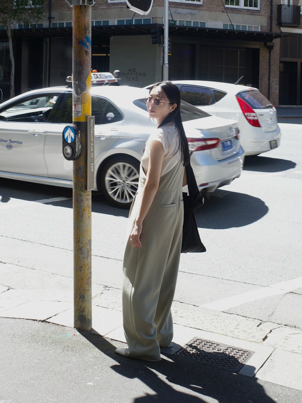 ベージュ系のサロペット/オーバーオール、ホワイト系のTシャツ/カットソーを着用したレディースの秋コーディネートの4枚目の写真