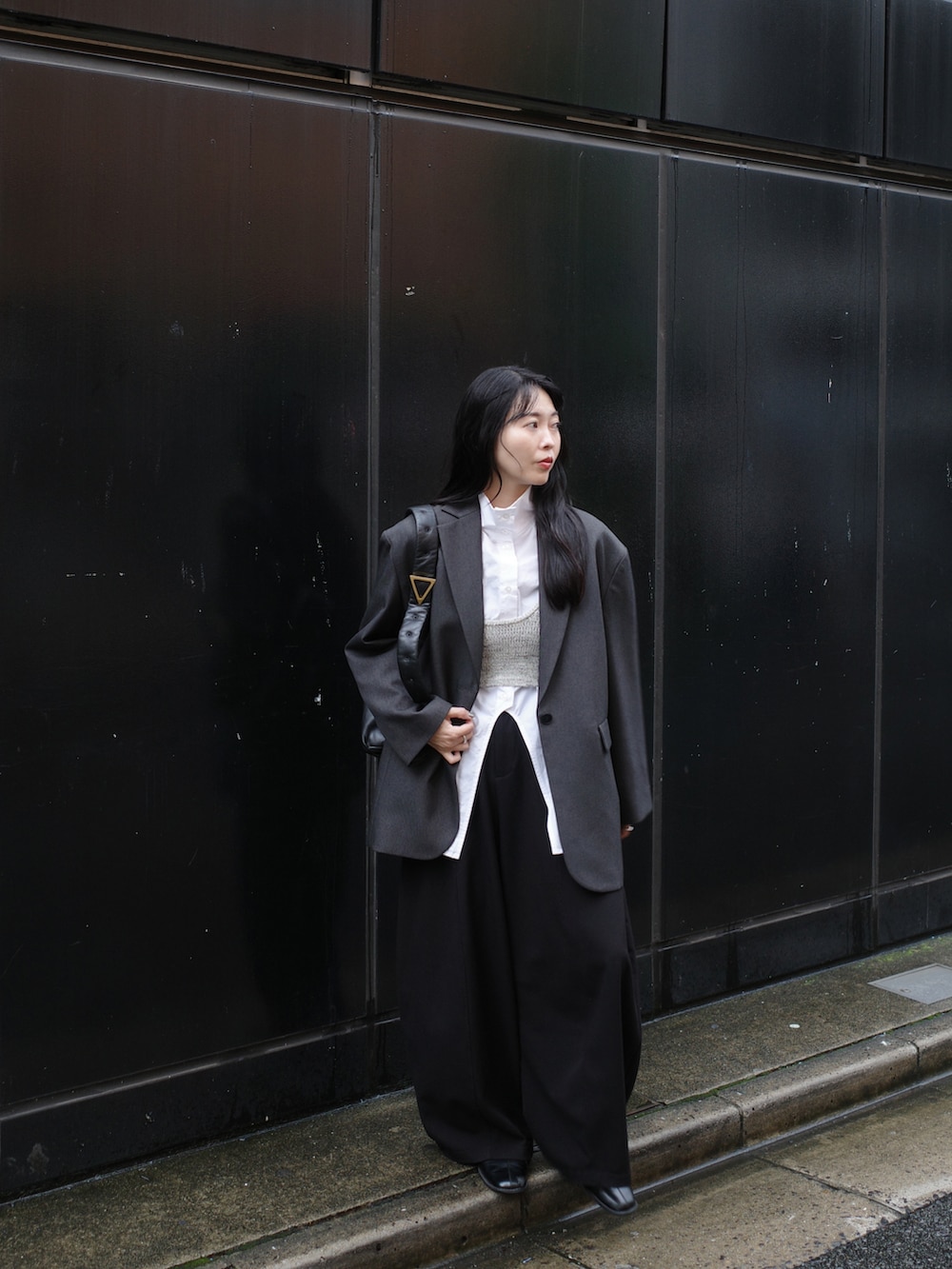 ホワイト系のシャツ/ブラウス、グレー系のテーラードジャケット、ブラック系のバッグを着用したレディースの秋コーディネートの4枚目の写真