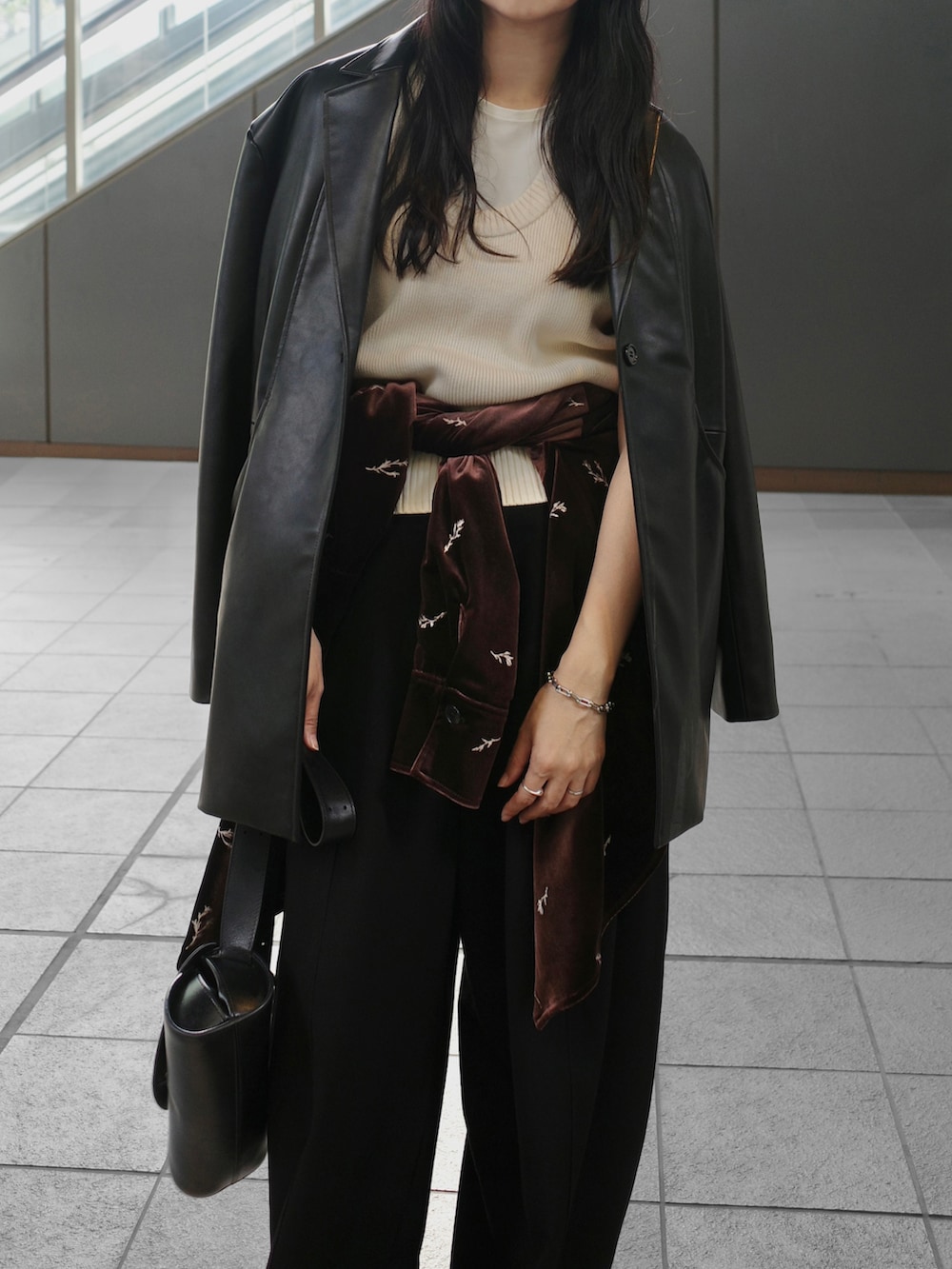 ブラック系のその他アウター、ブラウン系のシャツ/ブラウス、ブラック系のショルダーバッグを着用したレディースの秋コーディネートの2枚目の写真