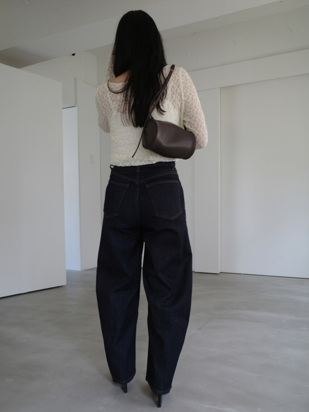 ブラウン系のシューズ、ホワイト系のTシャツ/カットソー、ブルー系のデニムパンツを着用したレディースの秋コーディネートの4枚目の写真