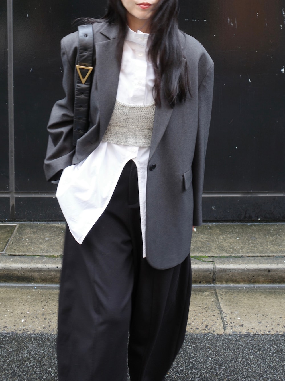 ホワイト系のシャツ/ブラウス、グレー系のテーラードジャケット、ブラック系のバッグを着用したレディースの秋コーディネートの3枚目の写真