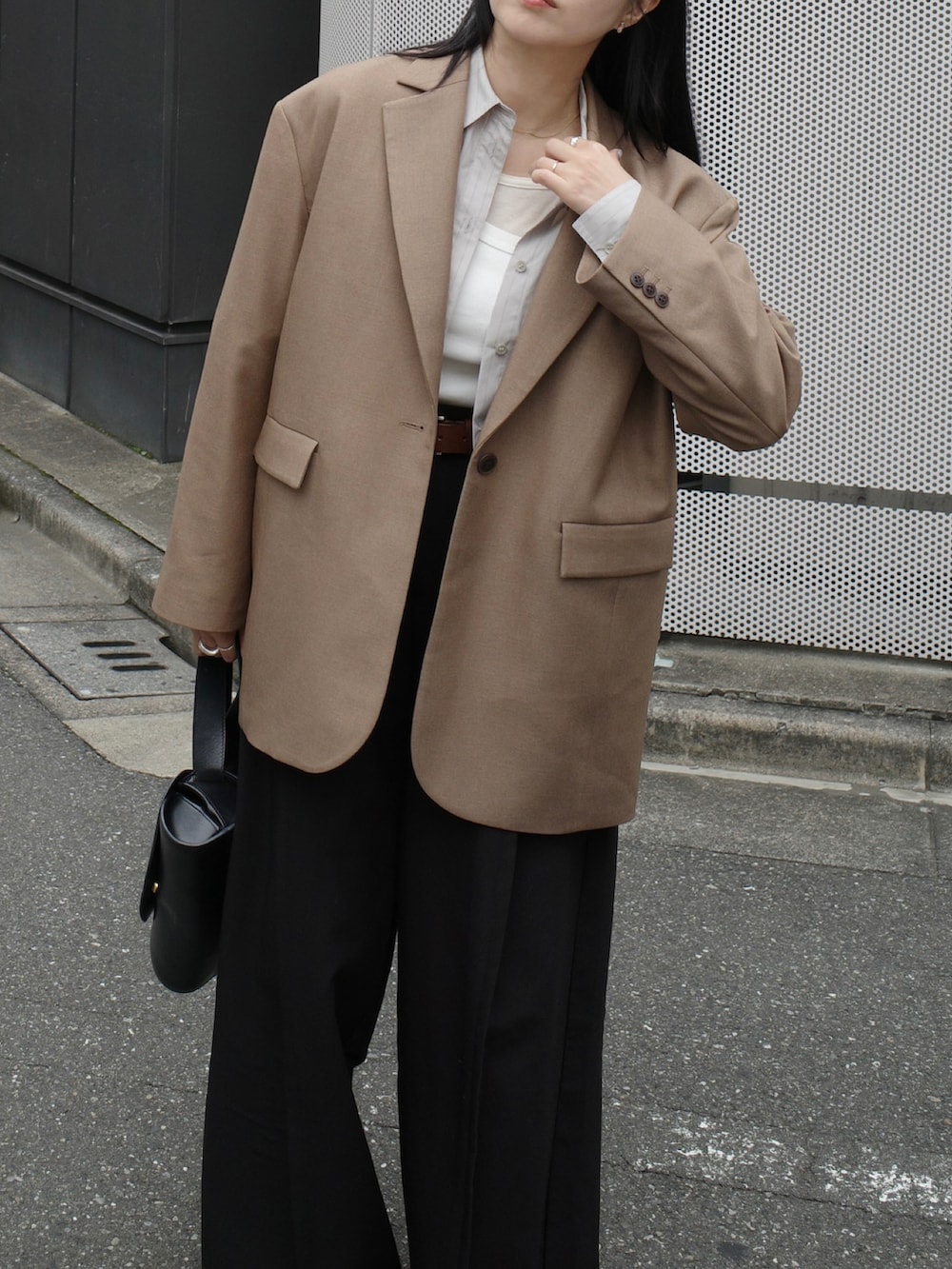 ベージュ系のシャツ/ブラウス、イエロー系のテーラードジャケットを着用したレディースの秋コーディネートの2枚目の写真