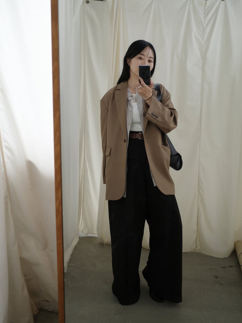 ベージュ系のシャツ/ブラウス、イエロー系のテーラードジャケットを着用したレディースの秋コーディネートの3枚目の写真