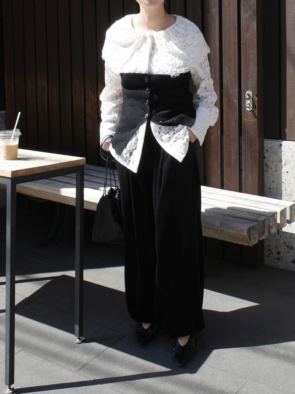 ホワイト系のシャツ/ブラウス、ブラック系のその他パンツ、ホワイト系のショルダーバッグを着用したレディースの秋コーディネートの2枚目の写真