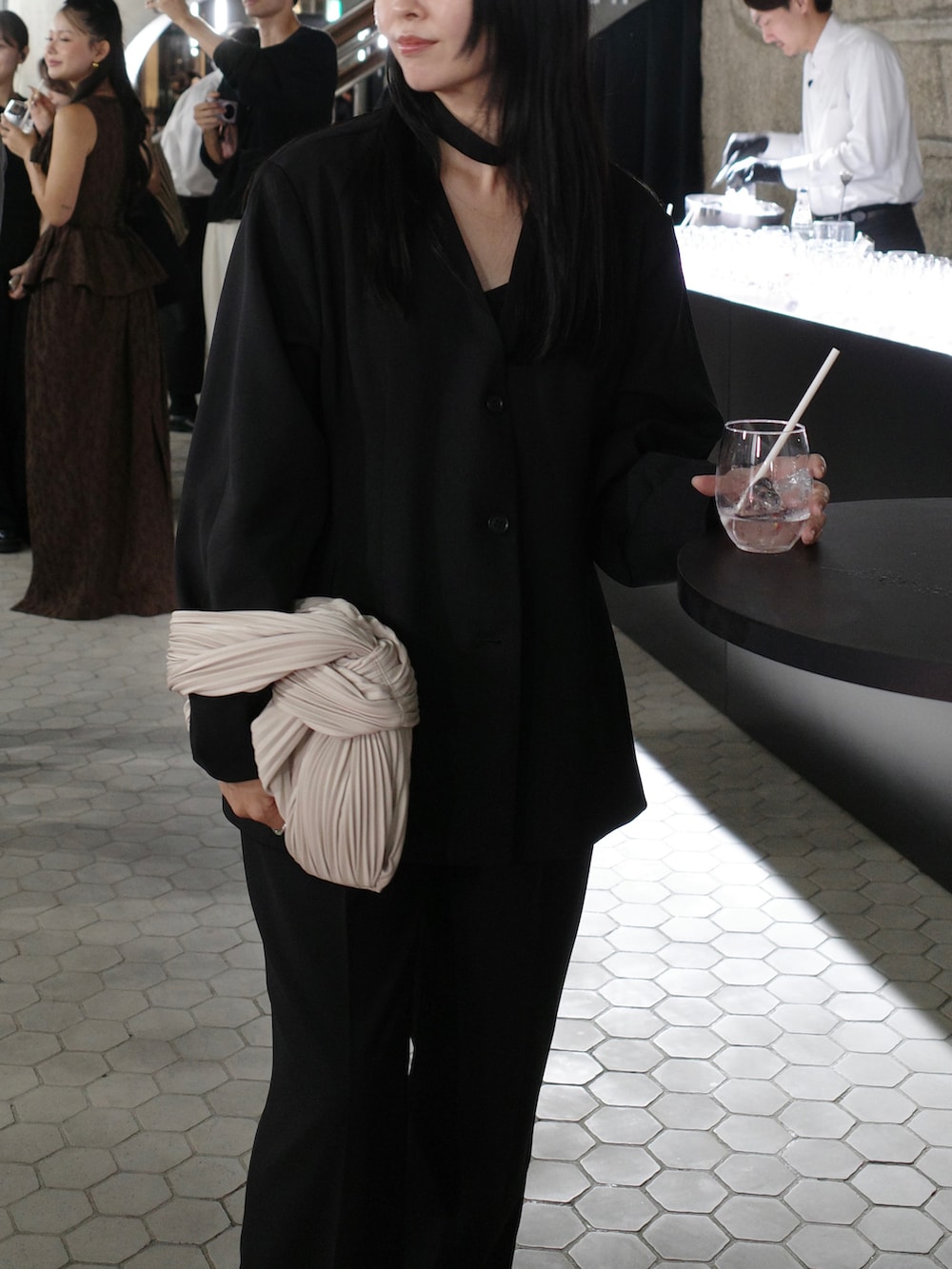 ブラック系のその他アウター、ブラック系のその他パンツを着用したレディースの秋コーディネートの4枚目の写真