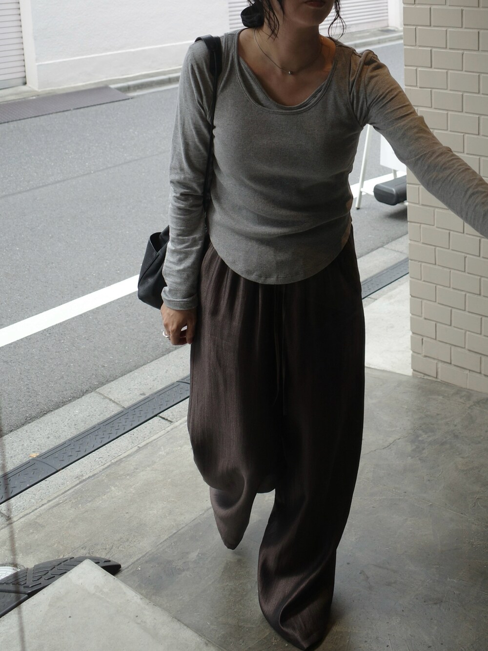 グレー系のTシャツ/カットソー、ブラウン系のその他パンツ、ブラック系のパンプスを着用したレディースの秋コーディネートの2枚目の写真