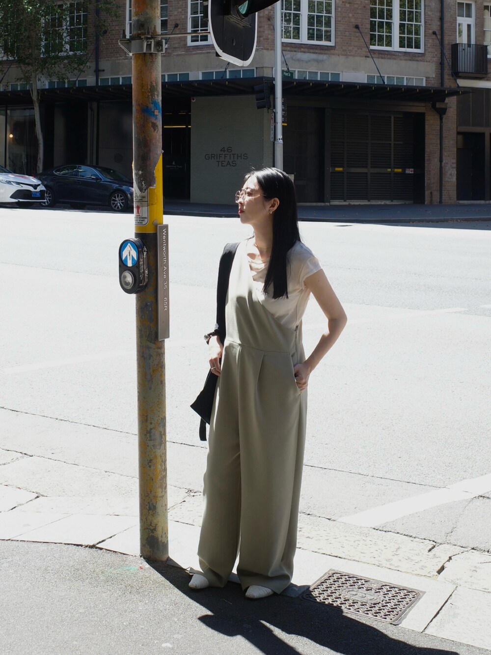 ベージュ系のサロペット/オーバーオール、ホワイト系のTシャツ/カットソーを着用したレディースの秋コーディネートの2枚目の写真