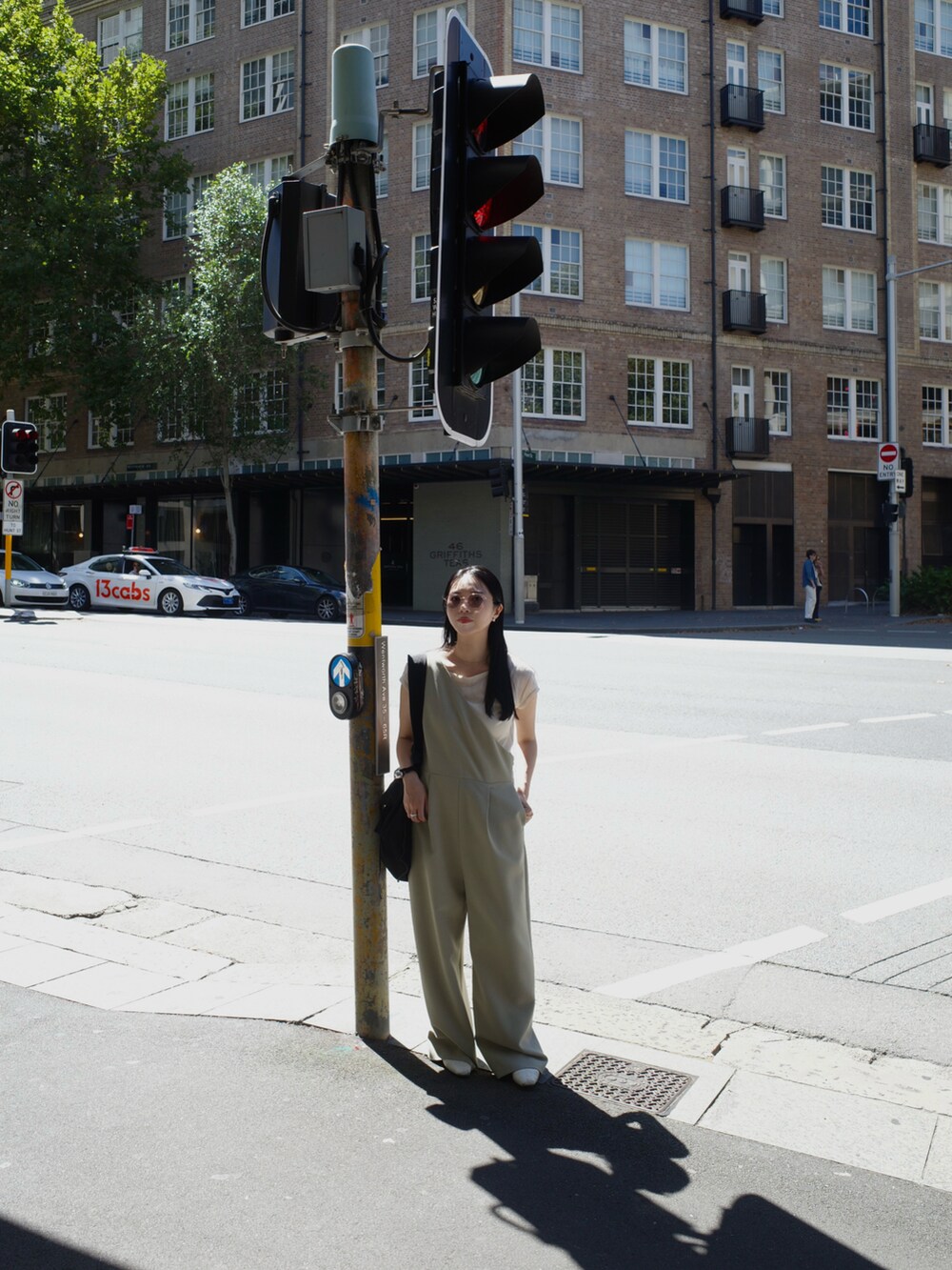 ベージュ系のサロペット/オーバーオール、ホワイト系のTシャツ/カットソーを着用したレディースの秋コーディネートの3枚目の写真