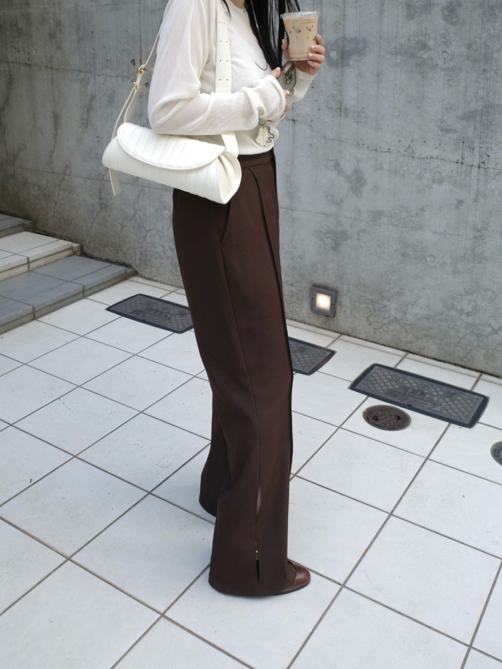 ホワイト系のTシャツ/カットソー、ブラウン系のその他パンツ、ホワイト系のバッグを着用したレディースの秋コーディネートの4枚目の写真