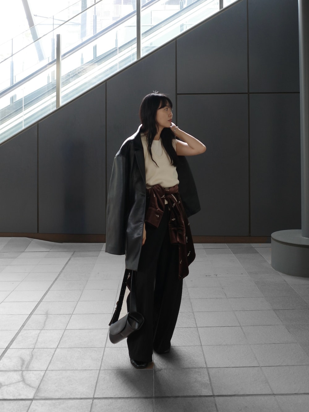 ブラック系のその他アウター、ブラウン系のシャツ/ブラウス、ブラック系のショルダーバッグを着用したレディースの秋コーディネートの4枚目の写真