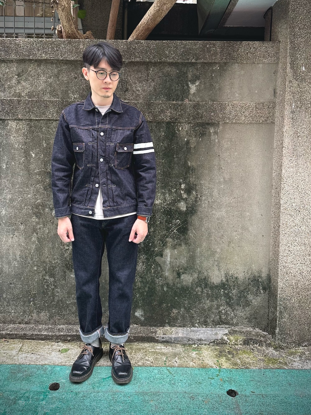 「秋のコーデ、メガネ男子、アメカジコーデ、デニムジャケット、メンズコーデ、デニムコーデ、デニムパンツ、桃太郎ジーンズ」｜「Dr. Martensの＜Dr.Martens（ドクターマーチン）＞ THICKSOLE 3EYE/シューズ（その他シューズ、ブラック系）」を使った、JJ Fuさん（メンズ・171cm）の秋コーディネートの2枚目の写真