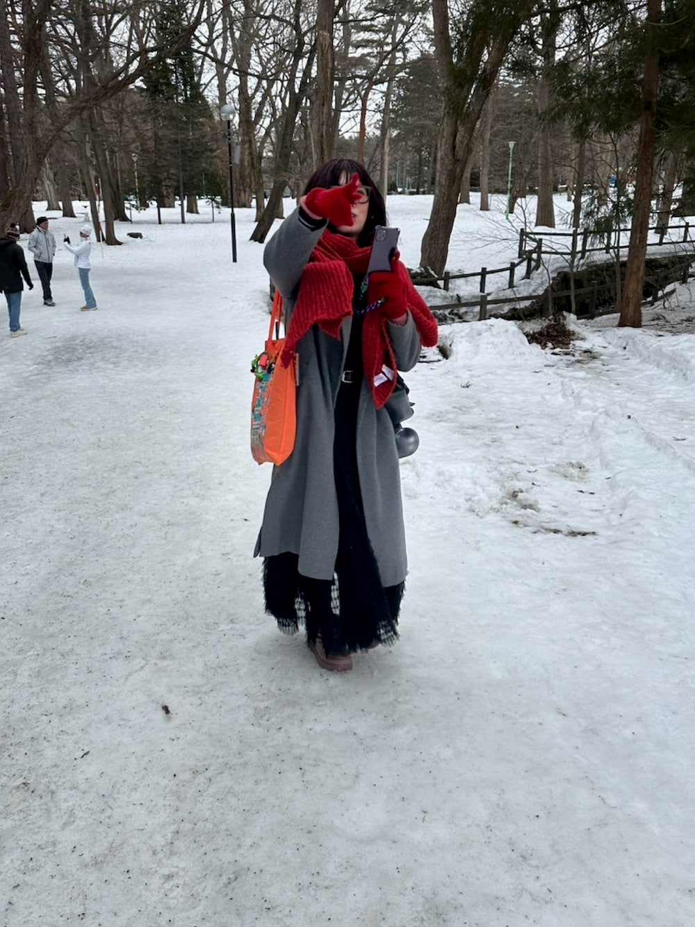 ブラック系のショルダーバッグ、ブラック系のドレス、ブラック系のジャージを着用したレディースの春コーディネートの2枚目の写真