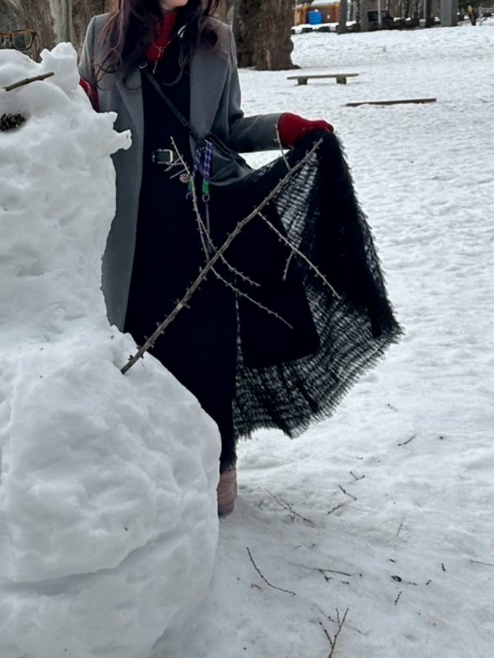 ブラック系のショルダーバッグ、ブラック系のドレス、ブラック系のジャージを着用したレディースの春コーディネートの3枚目の写真