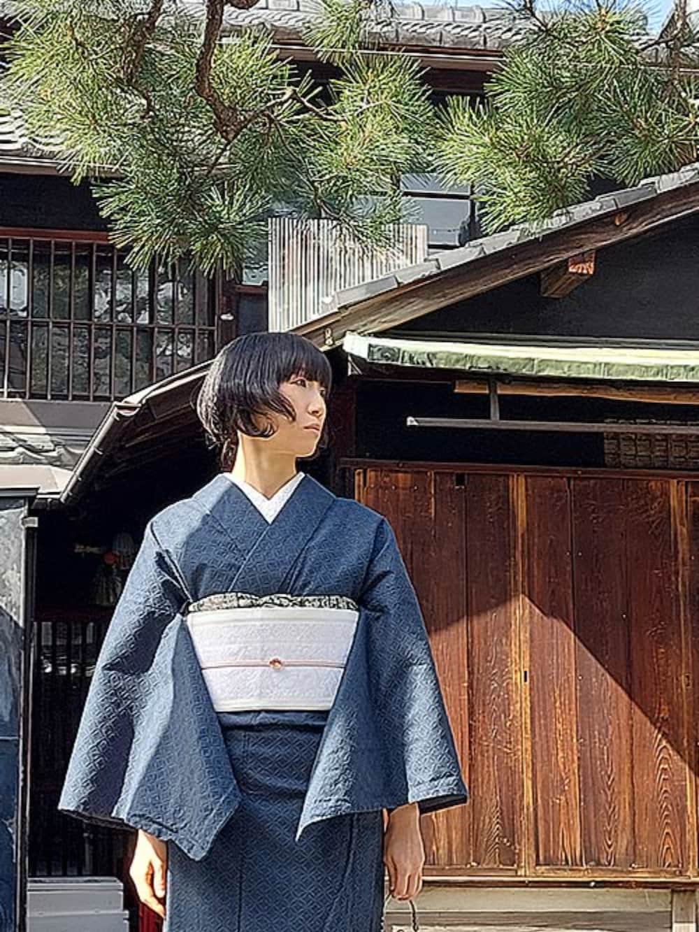 ホワイト系の和装小物、ブルー系の着物、グリーン系の和装小物を着用したレディースの春コーディネートの7枚目の写真