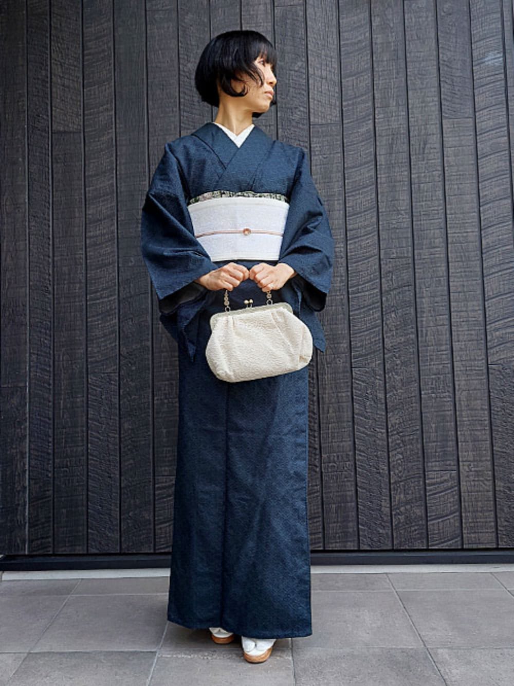 ホワイト系の和装小物、ブルー系の着物、グリーン系の和装小物を着用したレディースの春コーディネートの2枚目の写真