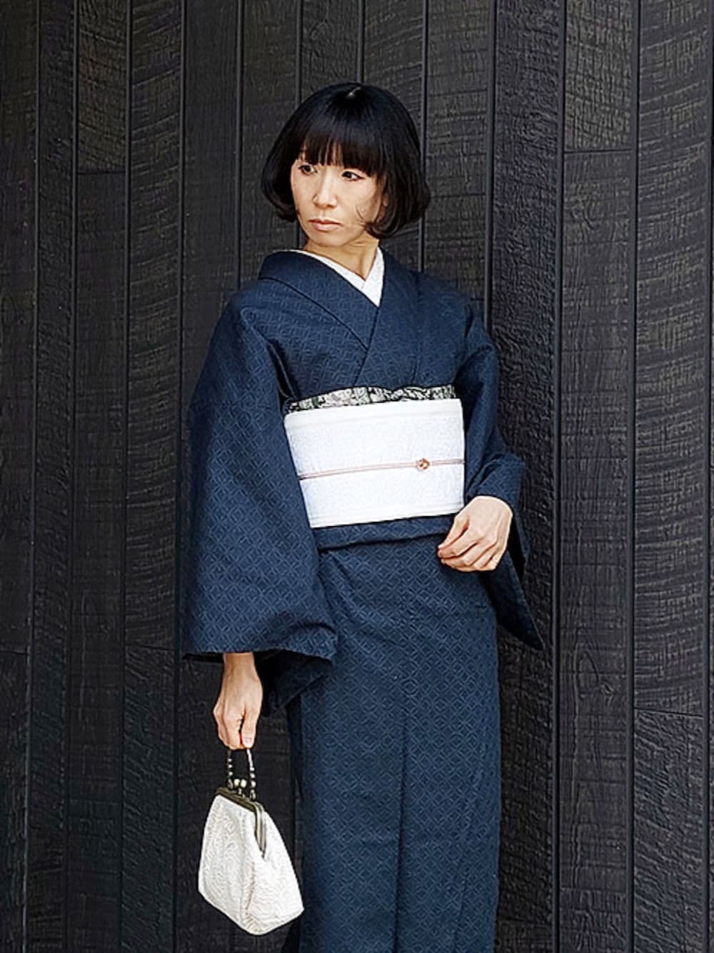 ホワイト系の和装小物、ブルー系の着物、グリーン系の和装小物を着用したレディースの春コーディネートの4枚目の写真