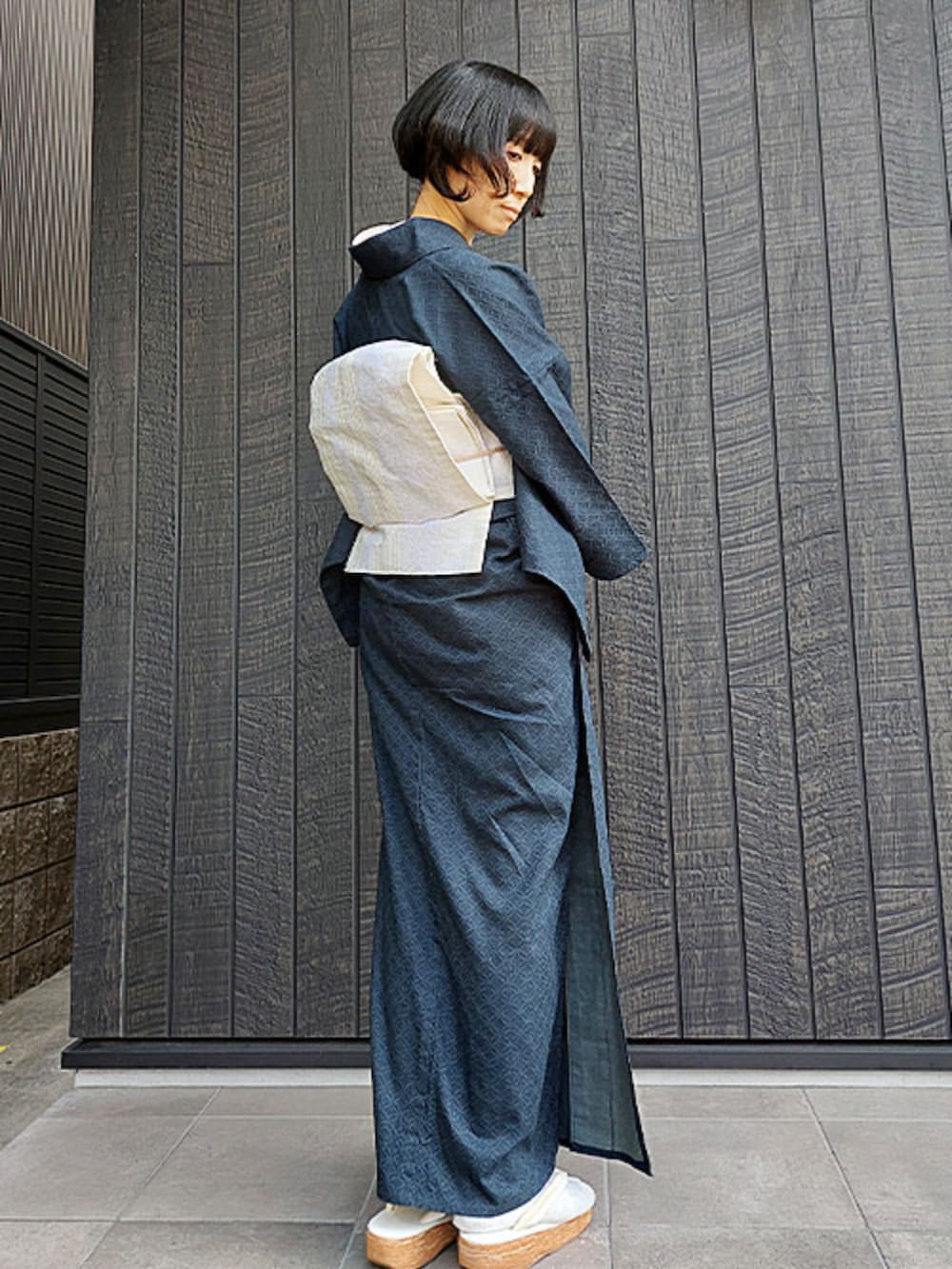 ホワイト系の和装小物、ブルー系の着物、グリーン系の和装小物を着用したレディースの春コーディネートの3枚目の写真