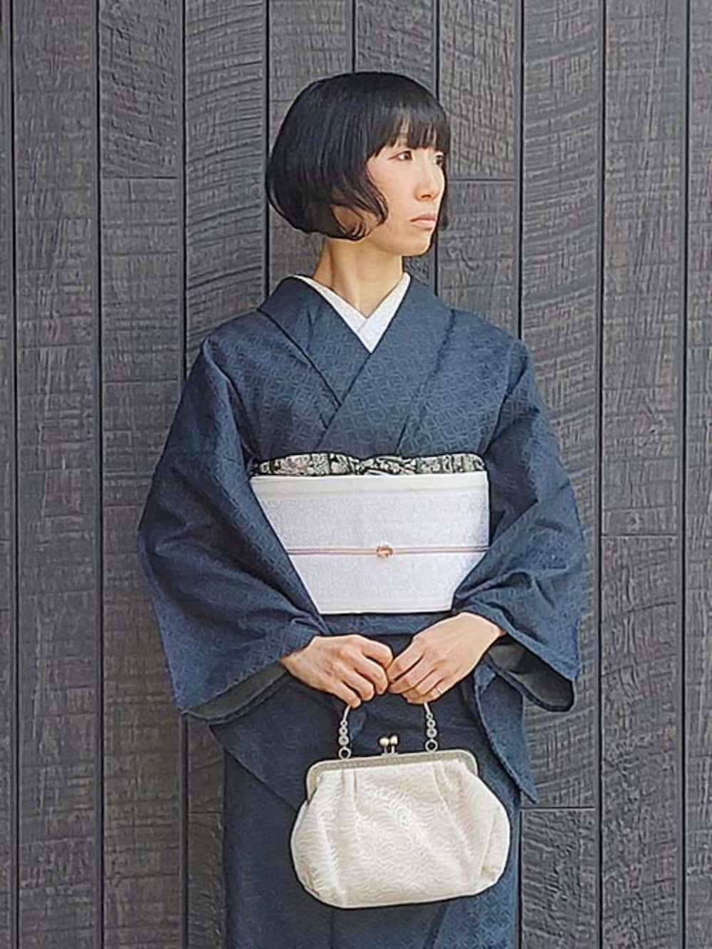 ホワイト系の和装小物、ブルー系の着物、グリーン系の和装小物を着用したレディースの春コーディネートの5枚目の写真