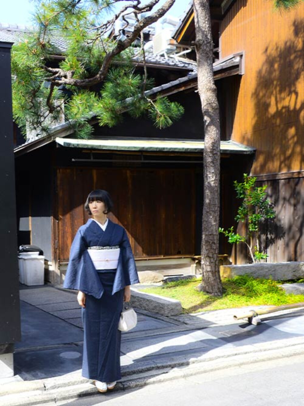 ホワイト系の和装小物、ブルー系の着物、グリーン系の和装小物を着用したレディースの春コーディネートの8枚目の写真