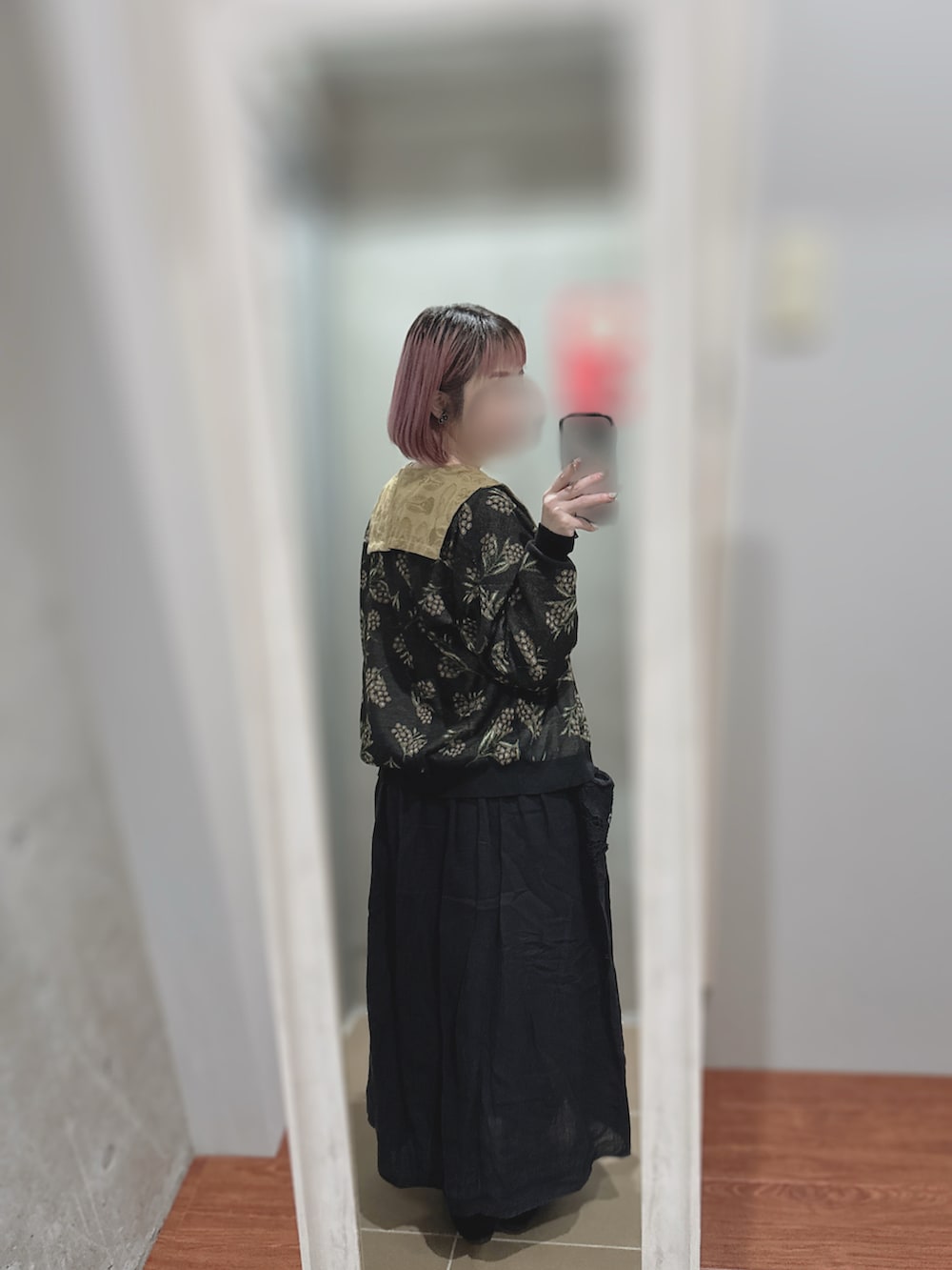 ベージュ系のシャツ/ブラウス、ブラック系のカーディガン/ボレロ、ブラック系のワンピースを着用したレディースの冬コーディネートの2枚目の写真