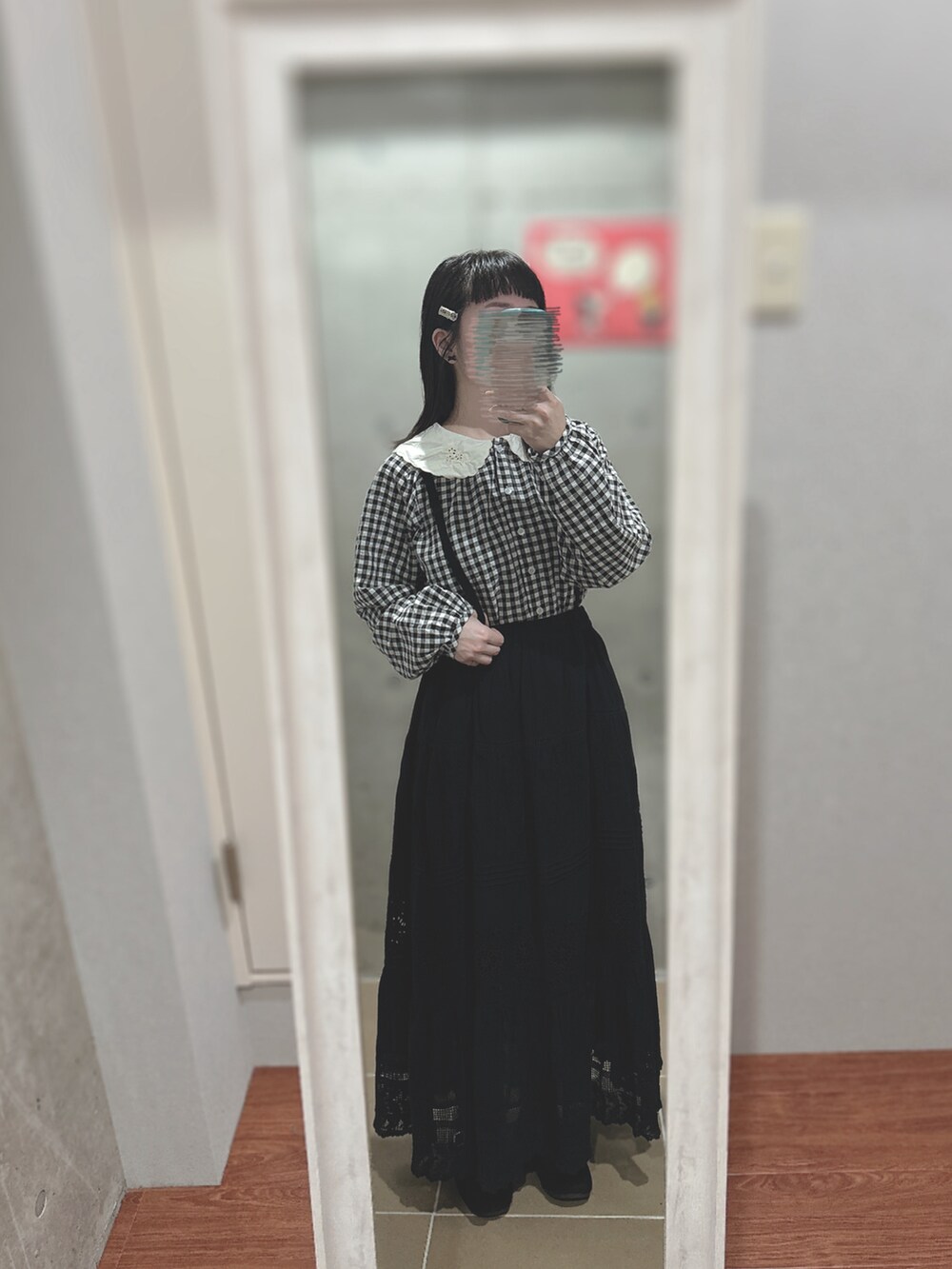 ブラック系のシャツ/ブラウス、ブラック系のシャツ/ブラウス、ブラック系のスカートを着用したレディースの秋コーディネートの3枚目の写真