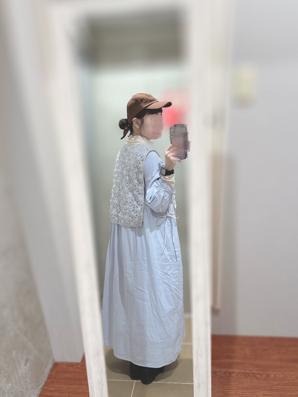 レッド系のノーカラージャケット、ブラック系のシャツ/ブラウス、パープル系のワンピースを着用したレディースの春コーディネートの3枚目の写真