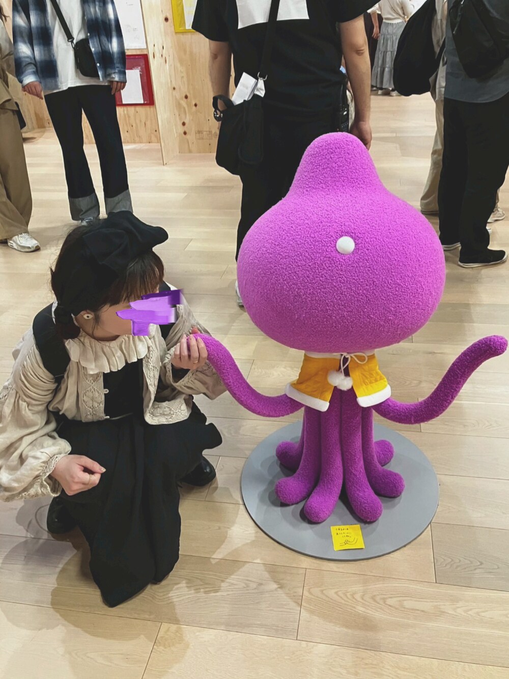 ホワイト系のTシャツ/カットソー、ベージュ系のノーカラージャケット、ブラック系のワンピースを着用したレディースの春コーディネートの3枚目の写真