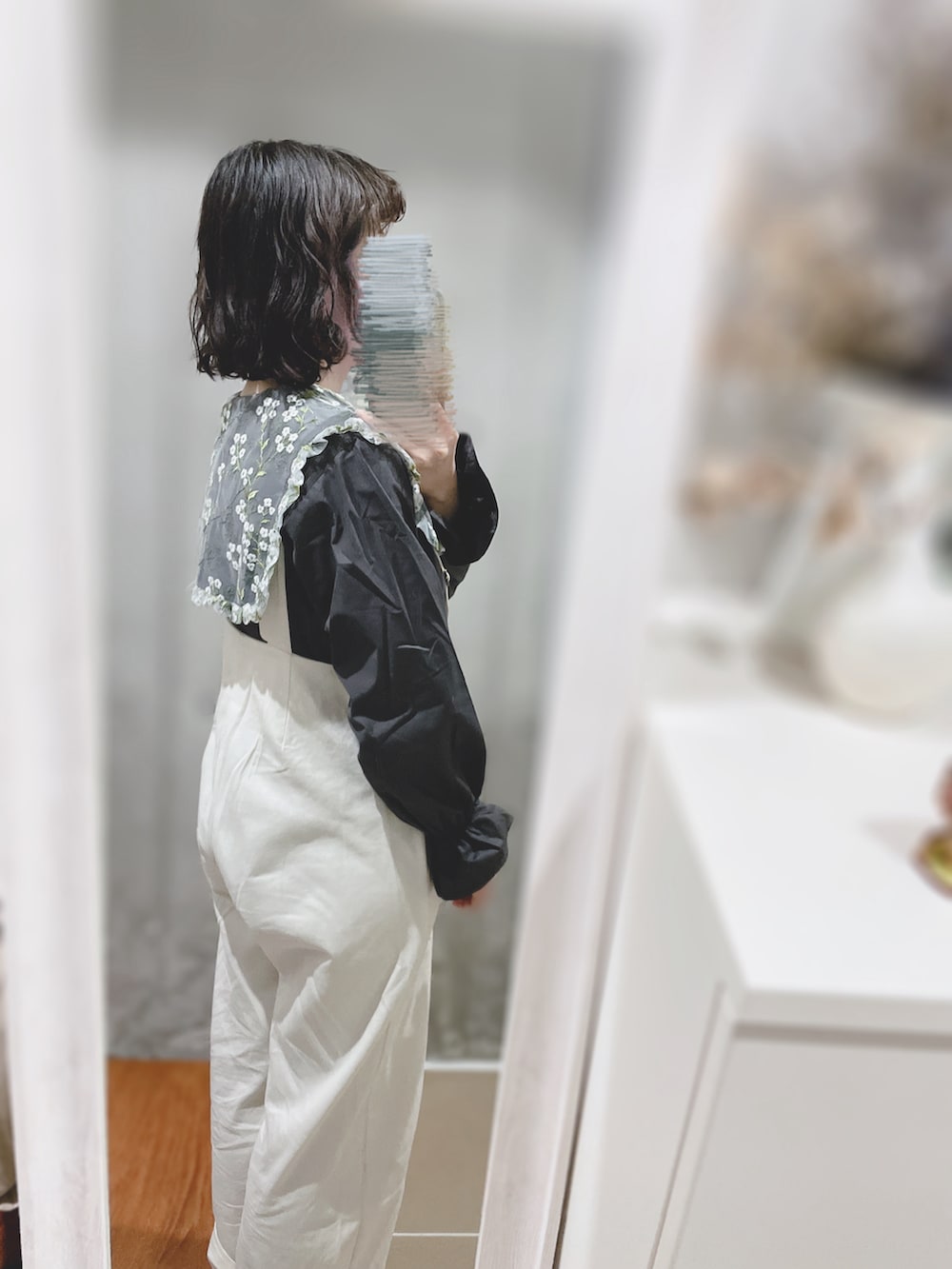 グレー系のシャツ/ブラウス、ベージュ系のサロペット/オーバーオール、ブラウン系のローファーを着用したレディースの春コーディネートの3枚目の写真