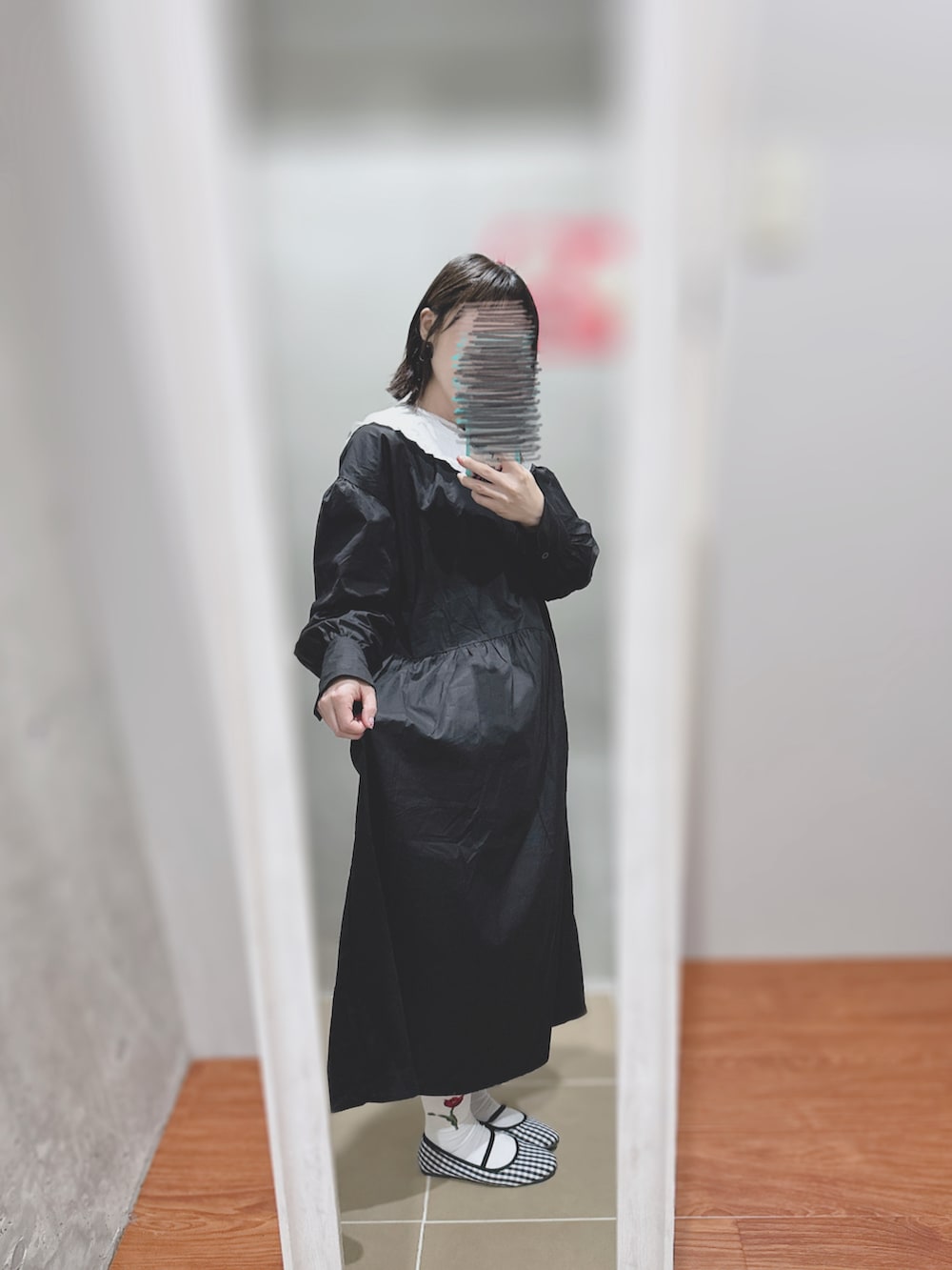 ブラック系のワンピース、ホワイト系のバレエシューズ、ホワイト系のファッション雑貨を着用したレディースの春コーディネートの2枚目の写真