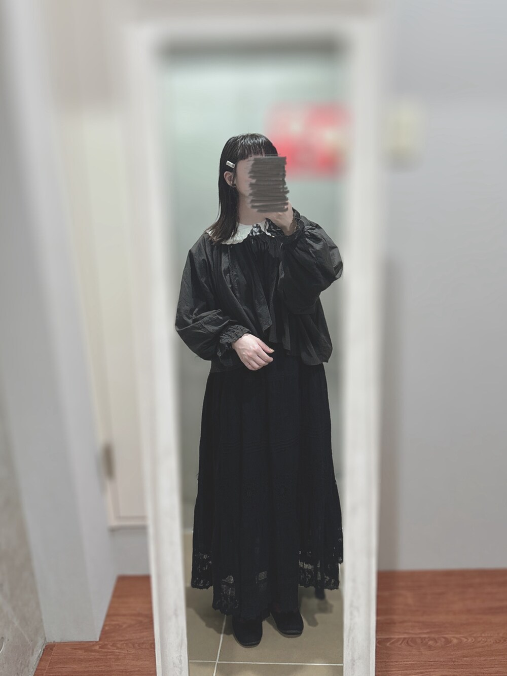 ブラック系のシャツ/ブラウス、ブラック系のシャツ/ブラウス、ブラック系のスカートを着用したレディースの秋コーディネートの2枚目の写真