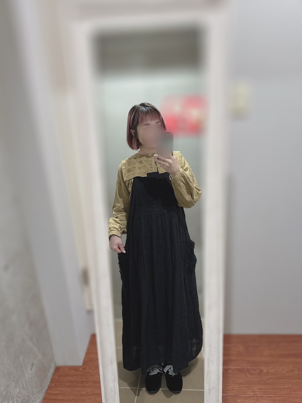 ベージュ系のシャツ/ブラウス、ブラック系のカーディガン/ボレロ、ブラック系のワンピースを着用したレディースの冬コーディネートの3枚目の写真