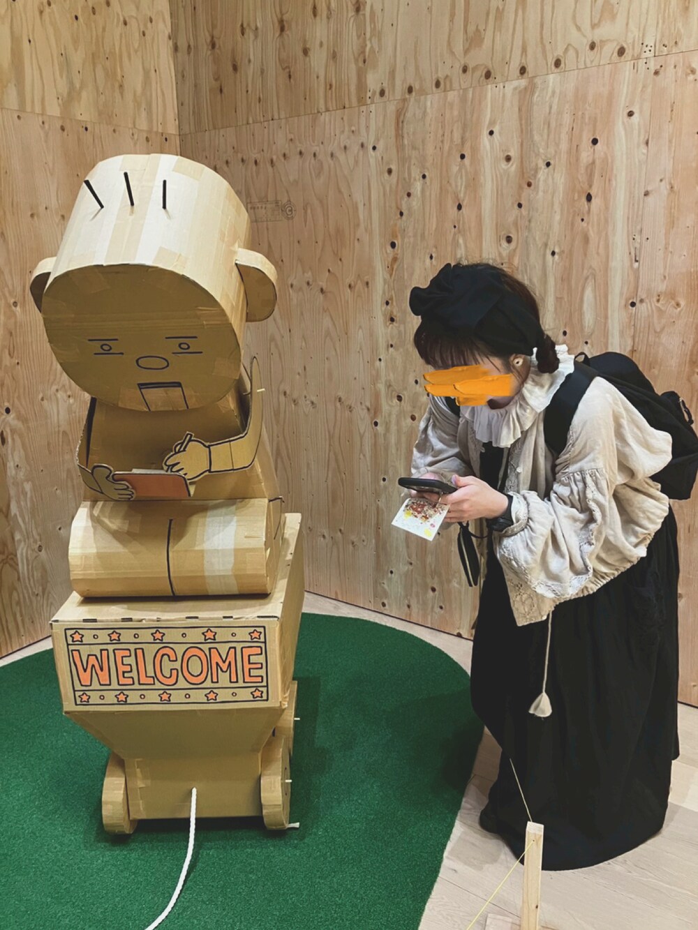ホワイト系のTシャツ/カットソー、ベージュ系のノーカラージャケット、ブラック系のワンピースを着用したレディースの春コーディネートの2枚目の写真