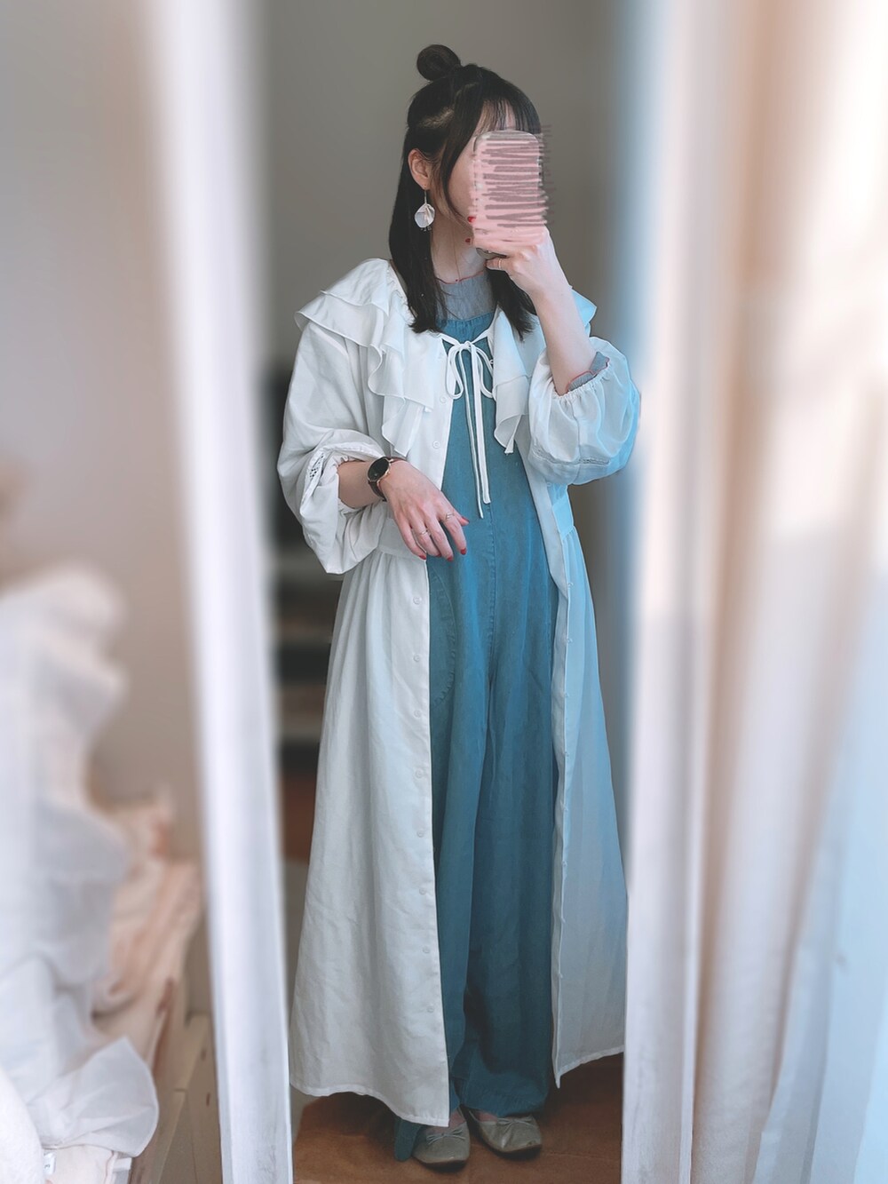 「ワンピース、ホワイト、サロペット、秋のコーデ、フリル、プチプラ、プチプラコーデ、低身長、ehka sopo、デニムサロペット、おだんごヘアー、低身長コーデ、エヘカソポ、ボリューム袖、sakishimatokyo」｜「ehka sopoのラッフル袖レースワンピース（ワンピース、ホワイト系）」を使った、まあさん（レディース・154cm）の秋コーディネートの2枚目の写真