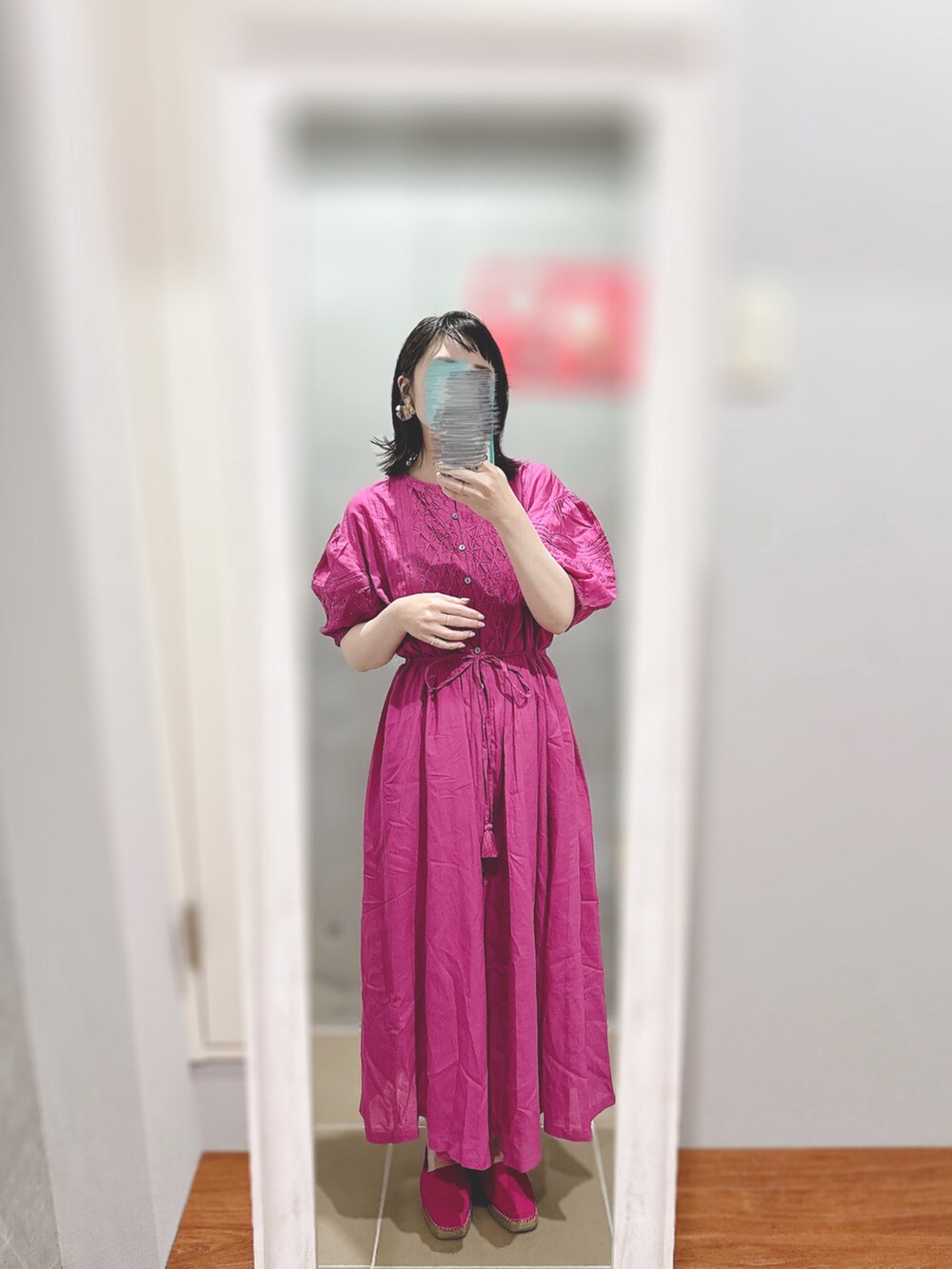 ピンク系のワンピース、ピンク系のシューズを着用したレディースの春コーディネートの2枚目の写真